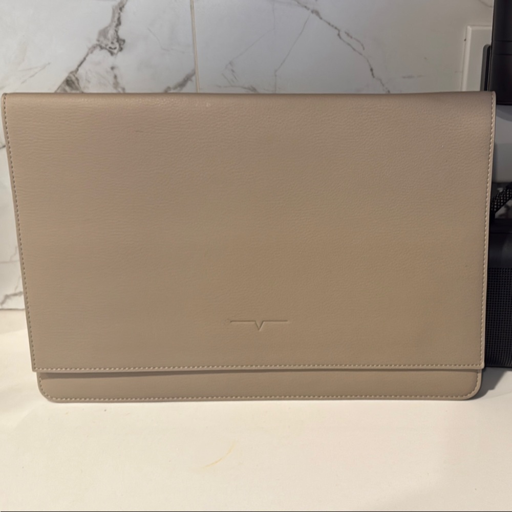 Elegant Tan Leather Men's Bag